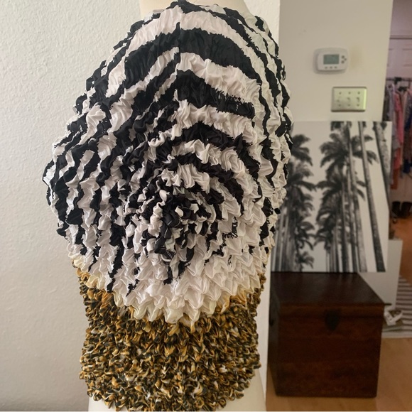 F.C Popcorn top in black, white, yellow, brown and gold. Short sleeves. - Picture 12 of 14